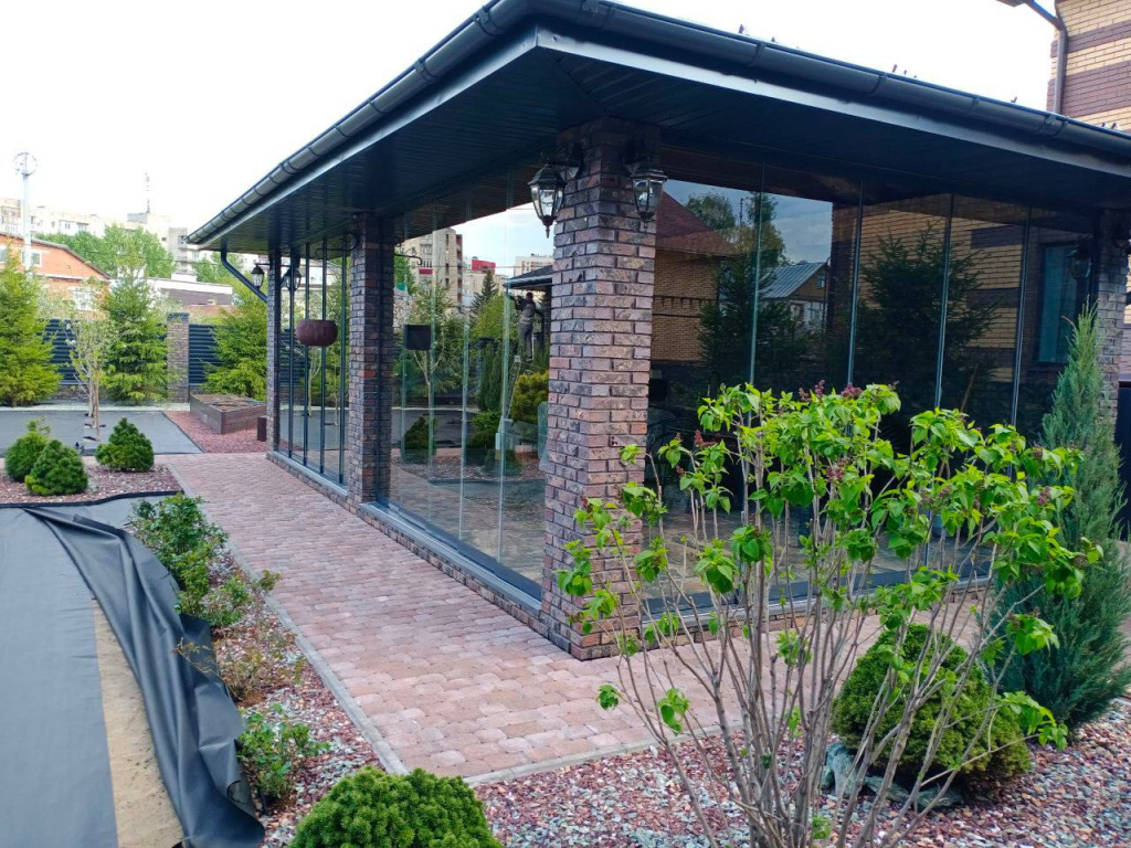 Сферы применения безрамного остекления